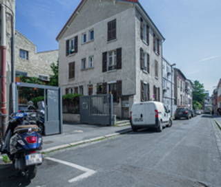 Bureau privé 30 m² 8 postes Coworking Rue Rabelais Montreuil 93100 - photo 1